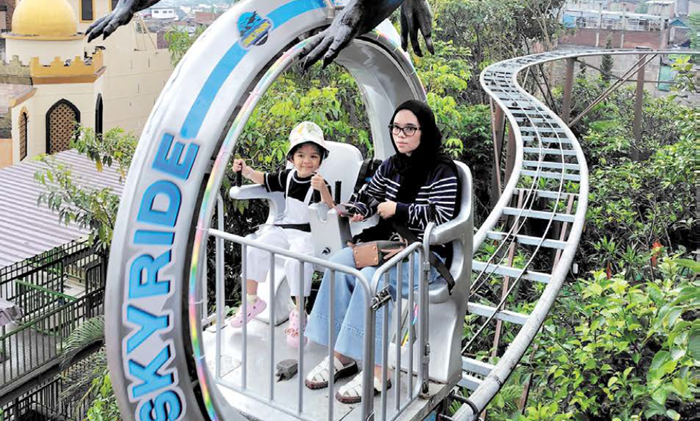PEMINAT TINGGI: Beberapa pengunjung mencoba wahana baru Jurrasic Sky Ride beberapa waktu lalu.  