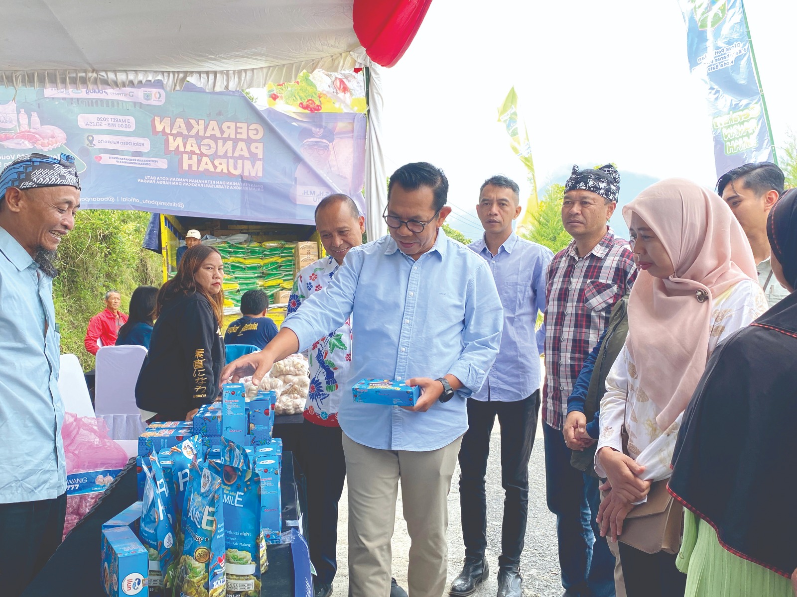 TEKAN INFLASI: Wali Kota Batu Nurochman meninjau Gerakan Pangan Murah di Desa Bulukerto, Kecamatan Bumiaji kemarin (3/3).