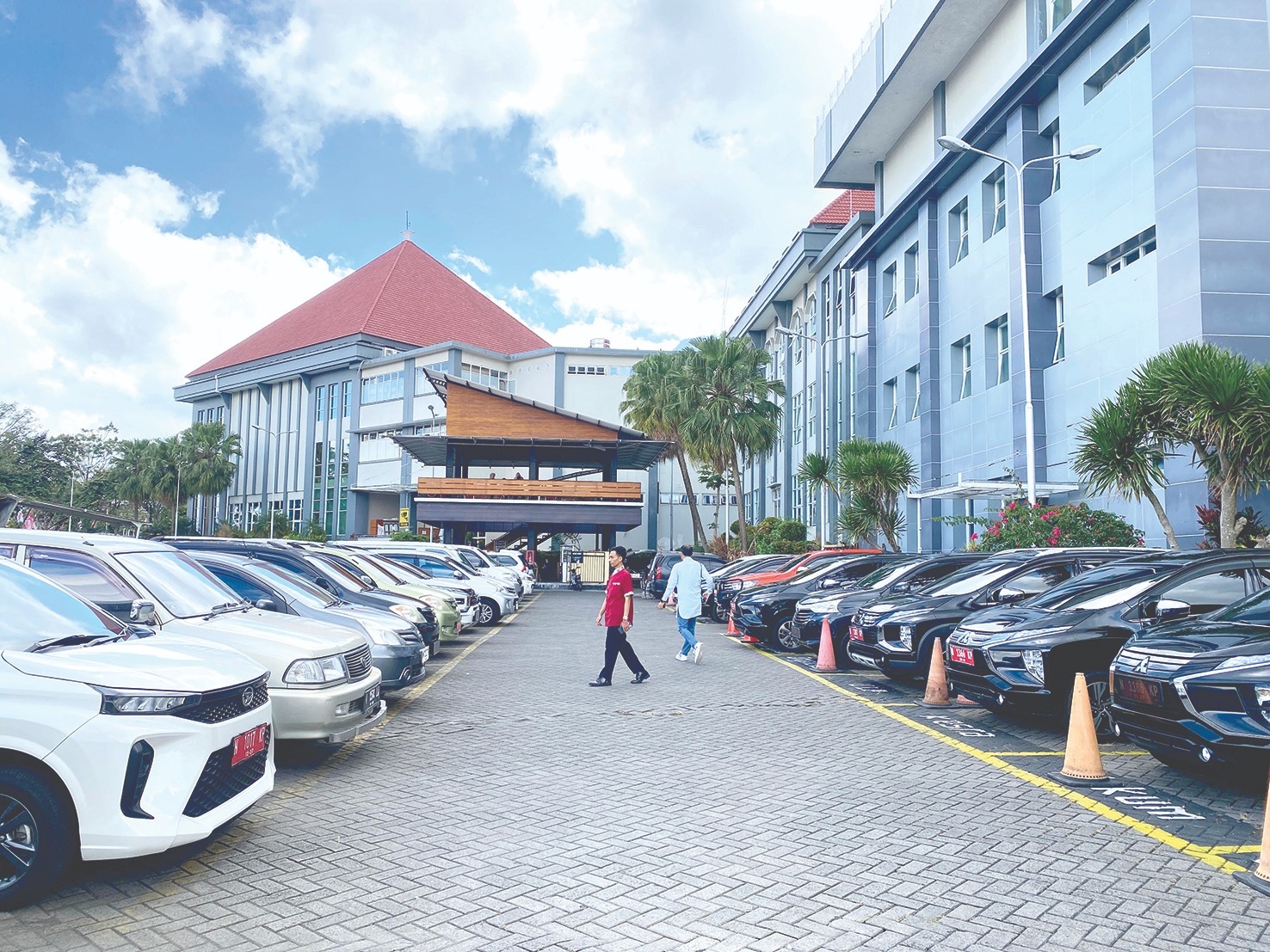 ASET PEMERINTAH: Beberapa mobil dinas terparkir di kawasan Balai Kota Among Tani Batu kemarin (2/2).  