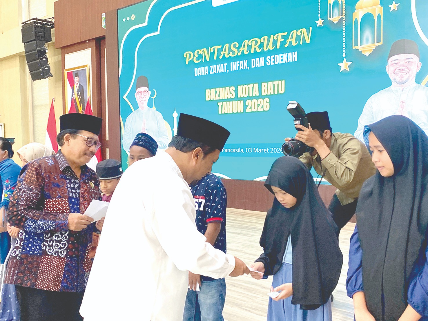 BANTU SESAMA: Beberapa perwakilan mustahik menerima bantuan di Gedung Graha Pancasila Among Tani Batu kemarin (3/3).