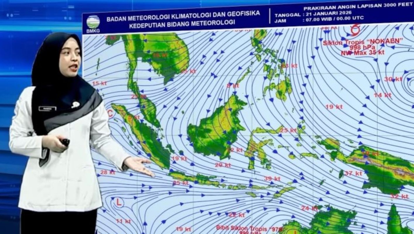 Tangkapan layar Prakirawan BMKG Ranika Asti menyampaikan informasi cuaca yang dipantau melalui kanal YouTube BMKG di Jakarta, Rabu (21/1). (Tri Meilani Ameliya/Antara)