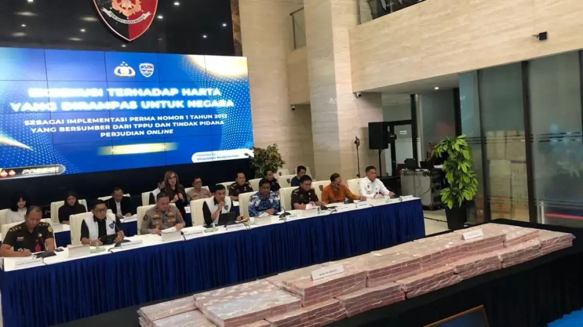 Bareskrim Polri menyerahkan uang Rp 58,1 miliar kepada kas negara melalui Kejagung. (Sahrul Yunizar/JawaPos.com)