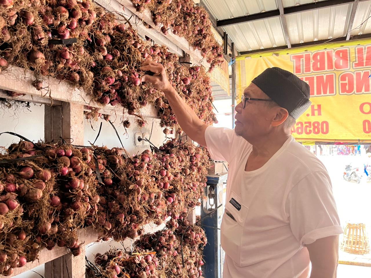 DISASAR SIHP: Salah seorang pedagang mengecek kondisi stok bawang merah di kios Pasar Sayur beberapa waktu lalu.  