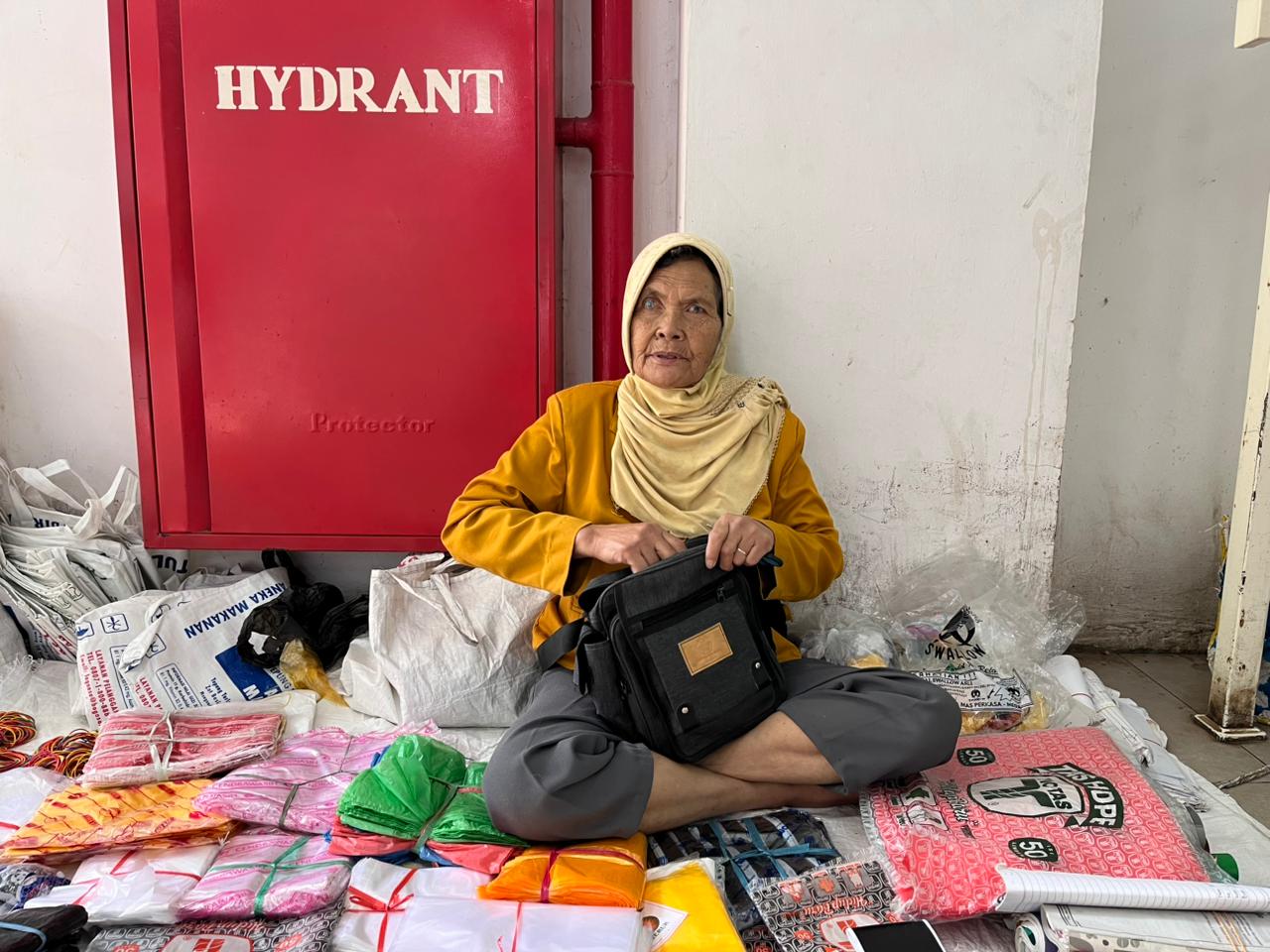 BERPELUANG MENERIMA INSENTIF : Salah seorang lanjut usia (lansia) berpeluang disasar bantuan insentif beberapa hari lalu.   