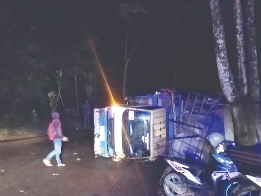 OVER DIMENSION: Truk sekam terguling di Jalur Payung, Kelurahan Songgokerto pada Rabu malam lalu (4/3).