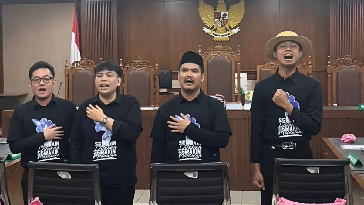 Delpedro Cs hadapi sidang pembacaan vonis Majelis Hakim Pengadilan Negeri Jakarta Pusat, Jumat (6/3). JawaPos.com 