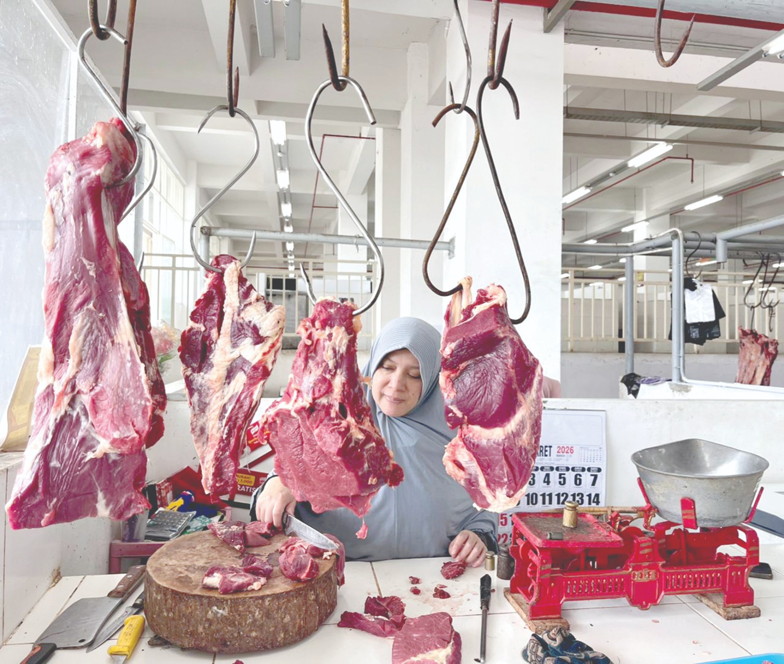 MENIPIS: Stok daging sapi milik salah satu pedagang di Pasar Induk Among Tani Batu Erny Fadzkia, menipis kemarin (6/3). (Zanadia Manik Fatimah) 