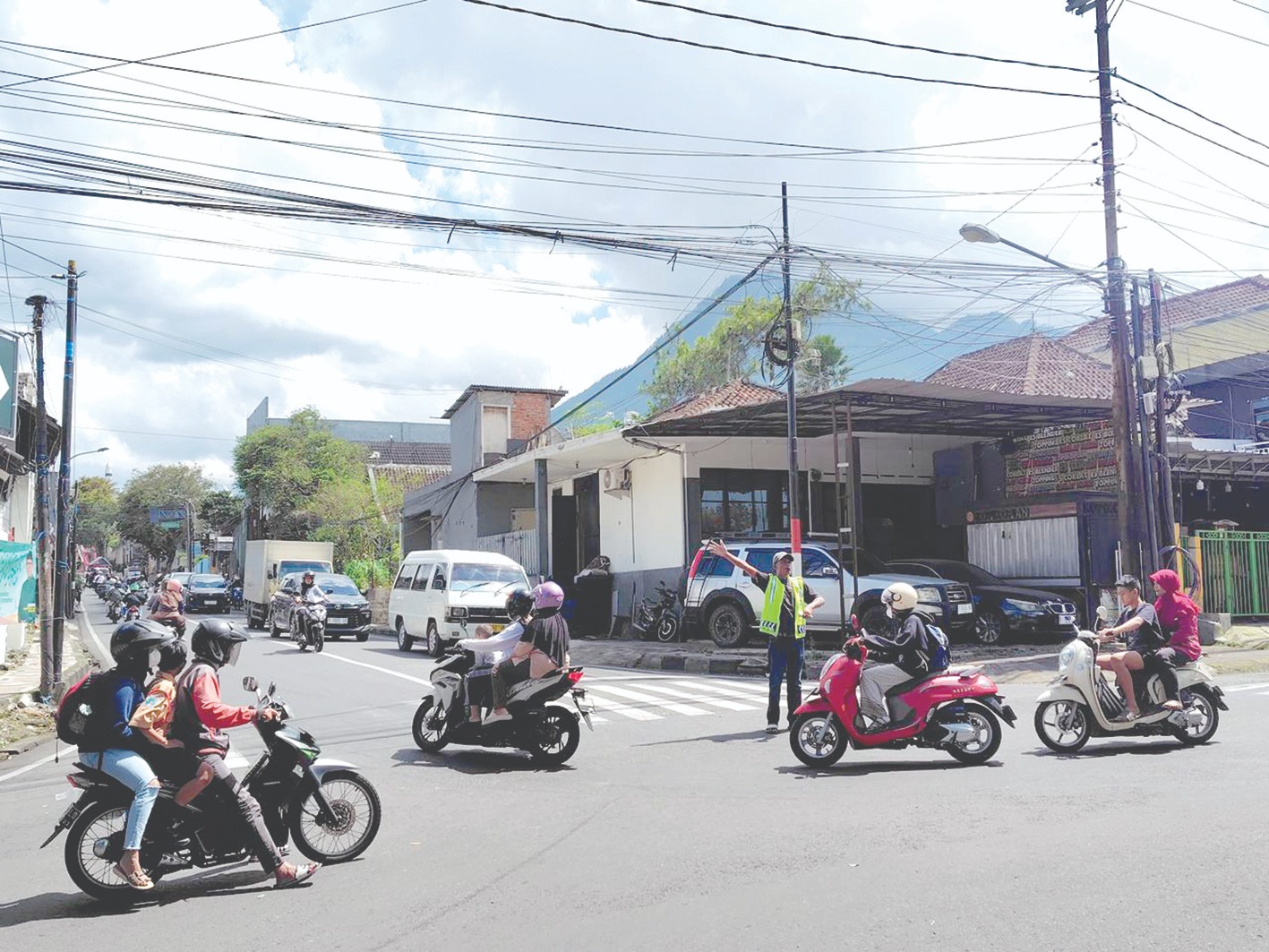 LANGGANAN MACET: Simpang tiga Pendem menjadi salah satu titik langganan kemacetan saat libur Lebaran. (Rori Dinanda Bestari/Radar Batu 