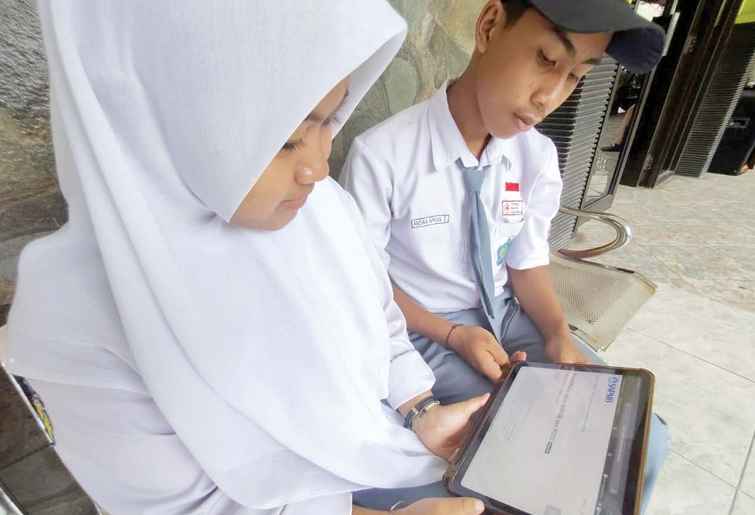 SASARAN SERIBU SARJANA: Beberapa siswa SMA negeri 2 Batu mulai sibuk mendaftar ke perguruan tinggi idaman masing-masing beberapa waktu lalu. RORI DINANDA BESTARI/RADAR BATU  