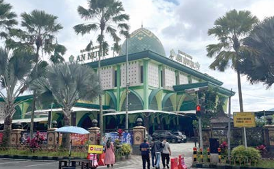  OBJEK SERTIFIKASI WAKAF: Masyarakat hendak berangkat ke Masjid Agung An-Nuur, Kelurahan Sisir, Kecamatan Batu beberapa hari lalu. ZANADIA MANIK FATIMAH/RADAR BATU 