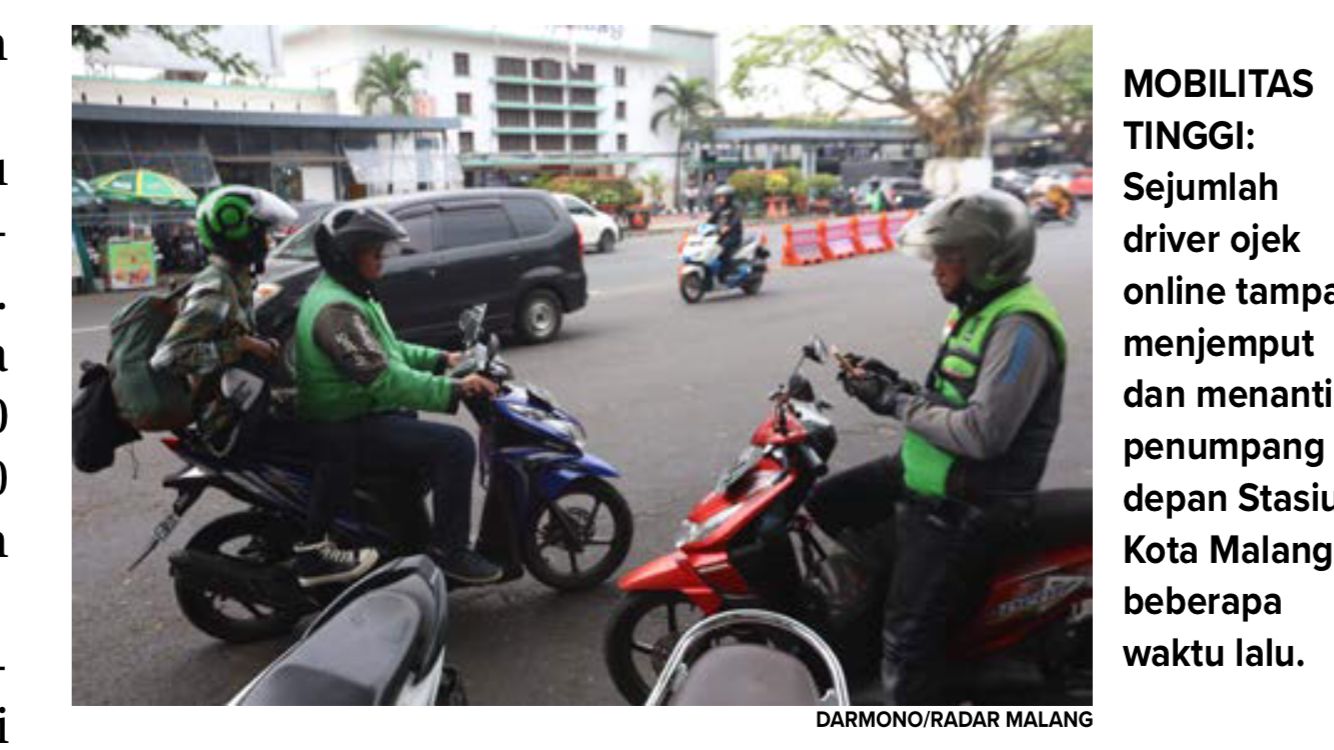 MOBILITAS TINGGI: Sejumlah driver ojek online tampak menjemput dan menanti penumpang di depan Stasiun Kota Malang beberapa waktu lalu.