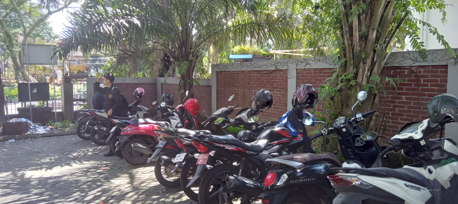 RAMAI: Motor berjejer di parkiran (Andini Putri).