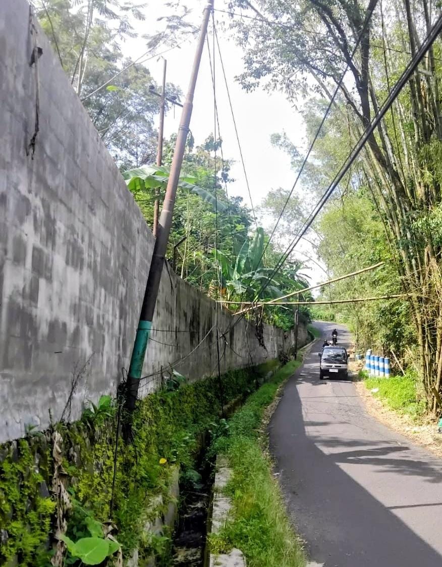 PERLU PERBAIKAN: Kondisi kabel menjuntai di kawasan Jalan Candi 3, Kecamatan Sukun, Kota Malang beberapa waktu lalu.