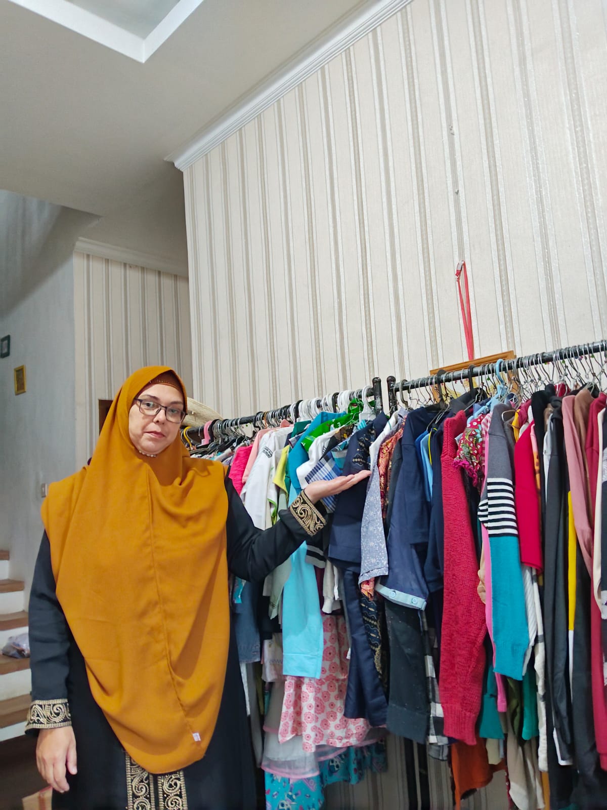 MISI SOSIAL: Anna Eva Arany berpose bersama barang dagangan di rumahnya beberapa waktu lalu.