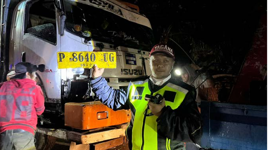 PENYIDIKAN BERLANJUT: Kondisi armada truk rem blong di Jalan Patimura, Kelurahan Temas, Kecamatan Batu pada 18 Februari lalu. (Polres Batu for Radar Batu)