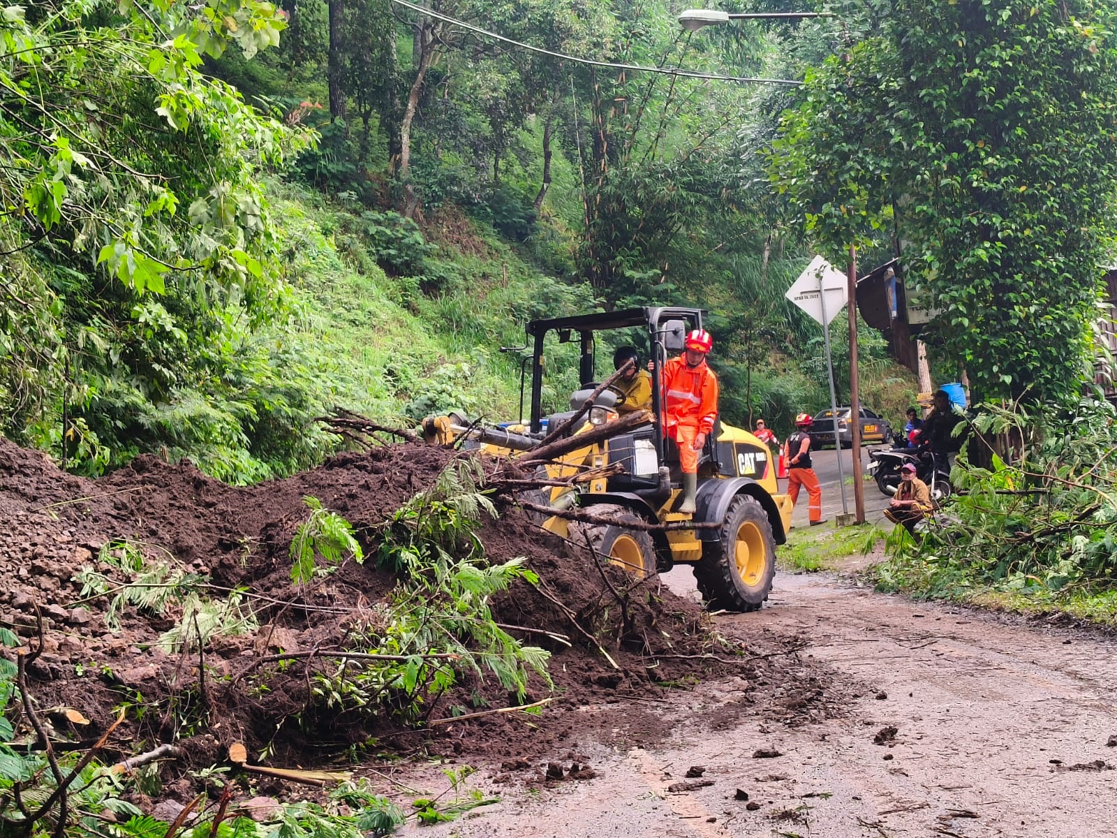 BENCANA LONGSOR: Proses penanganan pascalongsor oleh tim gabungan di Jalan Trunojoyo, kawasan Payung III, Kelurahan Songgokerto, Kecamatan Batu kemarin (8/3). (BPBD Kota Batu for Radar Batu)  