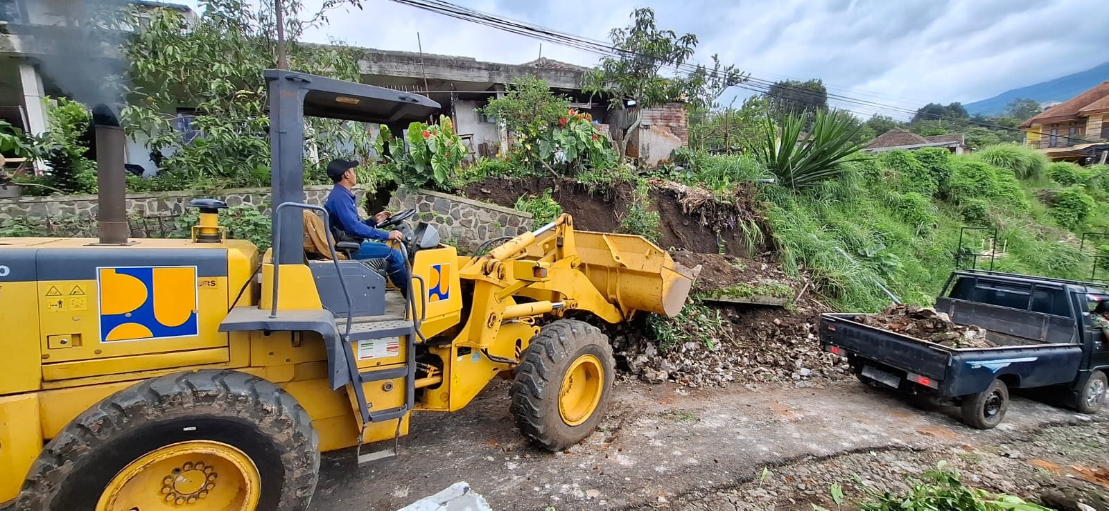 TANAH LONGSOR: Tim BPBD Kota Batu melakukan evakuasi tanah longsor di Desa Bulukerto, Kecamatan Bumiaji kemarin (8/3). (Pusdalops BPBD Kota Batu for Radar Batu) 