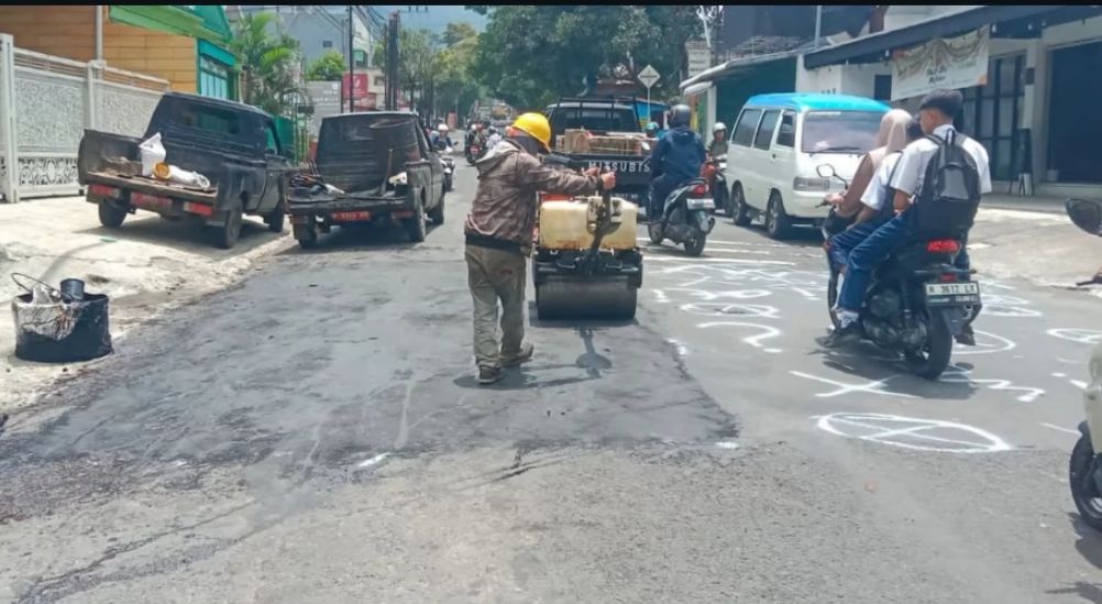 DPUPR Kota Batu memperbaiki Jalan Suropati setelah dikeluhkan warga pada Senin (9/3). (Istimewa)