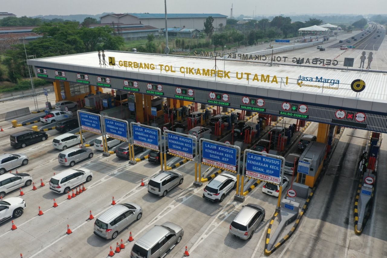 Ilustrasi gerbang tol Cikampek Utama, salah satu jalur di rute mudik jakarta-Semarang. (dok. Jasa Marga)