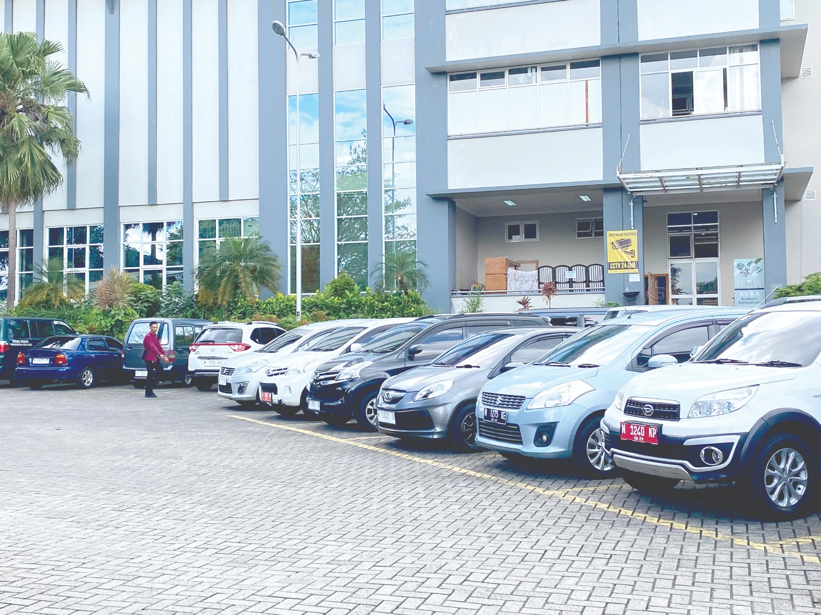 ASET PEMERINTAH: Beberapa mobil dinas terparkir di halaman Balai Kota Among Tani Batu beberapa waktu lalu.