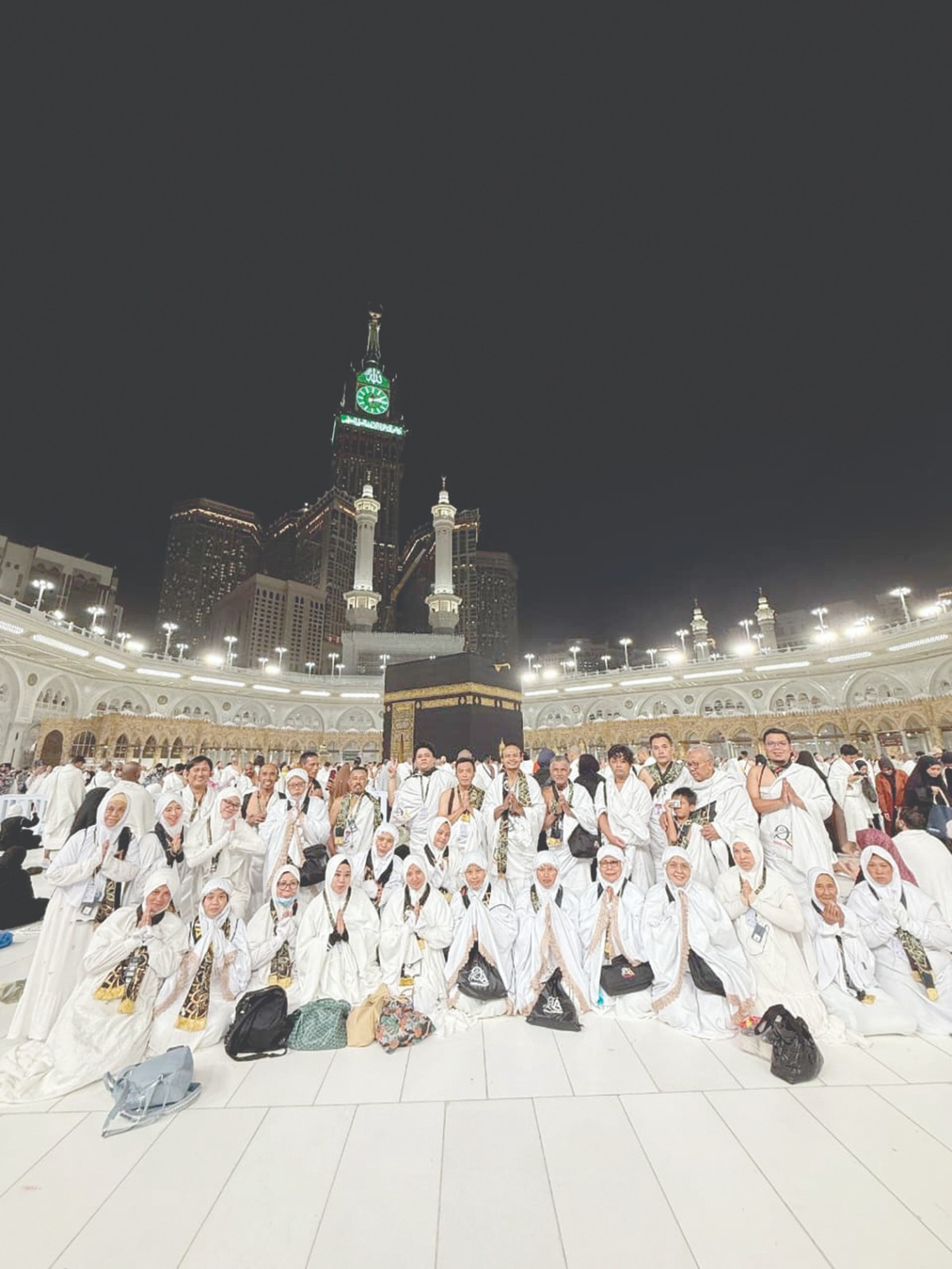 UMRAH: Rombongan jemaah umrah yang berangkat melalui PT Qurrotul Ayun mengabadikan momen di depan Ka&rsquo;bah sebelum pada November 2025 lalu. 