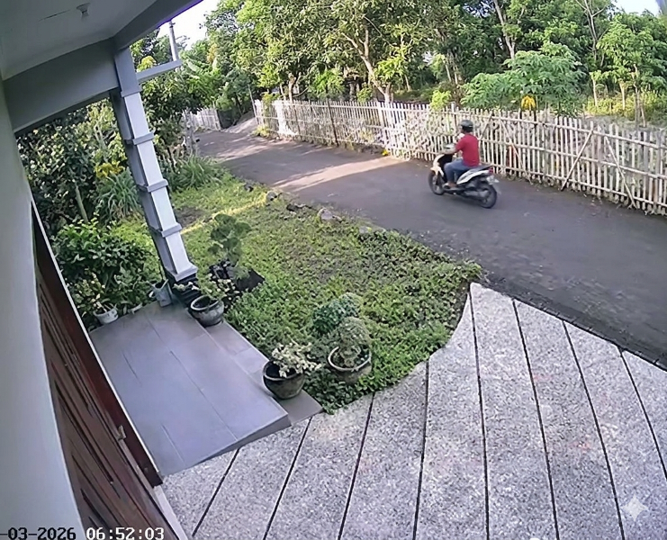 Rekaman CCTV memperlihatkan pria berkaus merah mencuri Honda Beat milik warga Pesanggrahan, Kota Batu, Selasa (10/3). (Istimewa)