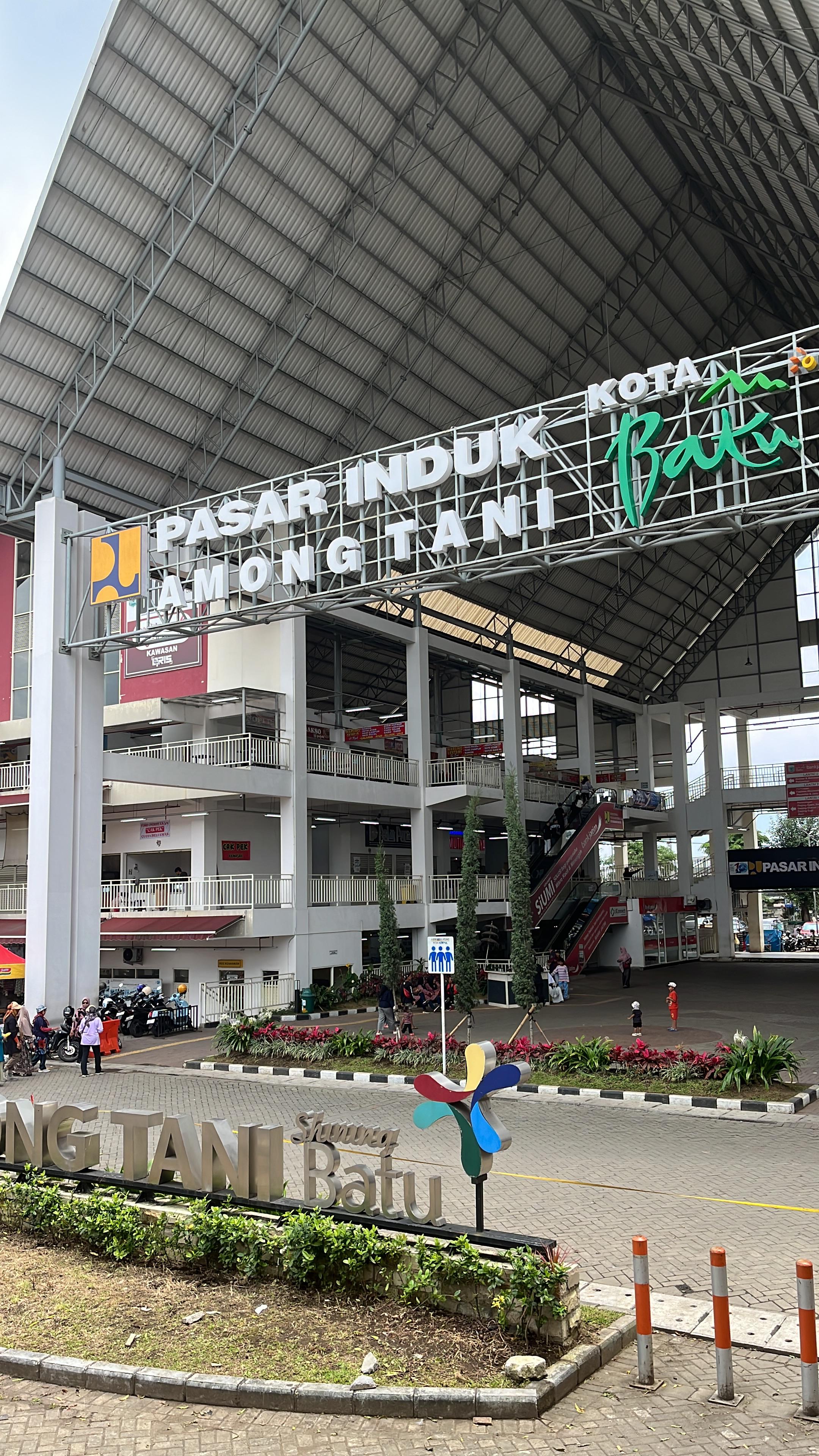 BANJIR: Kawasan Zona 8 Lantai dua Pasar Induk Among Tani bocor lagi kemarin (9/3). Padahal perbaikan baru saja dilakukan belum genap enam bulan lalu. 