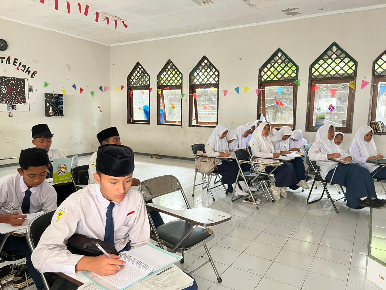 DISASAR DANA BOS: Guru dan siswa di Madrasah Tsanawiyah Al-Hidayah, Kelurahan Temas, Kecamatan Batu melaksanakan kegiatan belajar mengajar beberapa waktu lalu. 