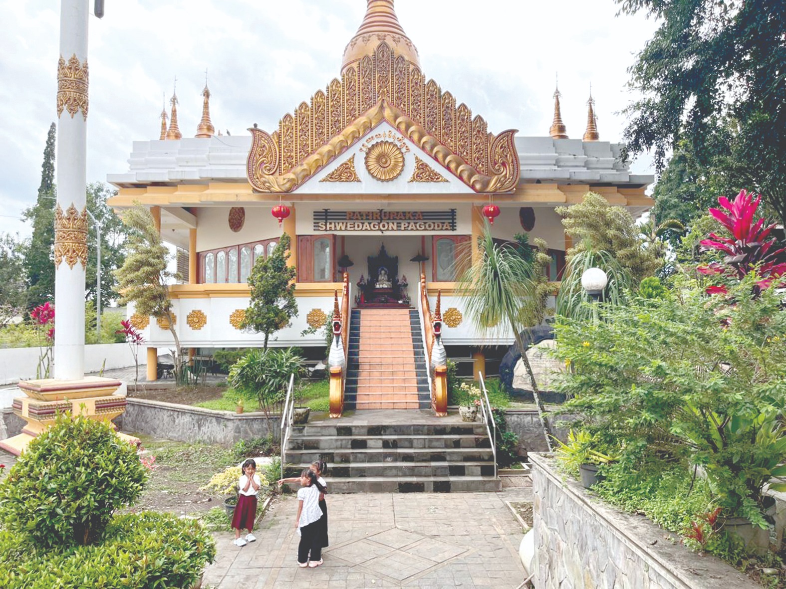 VIHARA: Padepokan Dhammadipa Arama, Desa Beji, Kecamatan Junrejo menjadi salah satu tempat yang dibuka untuk tempat istirahat pemudik.
