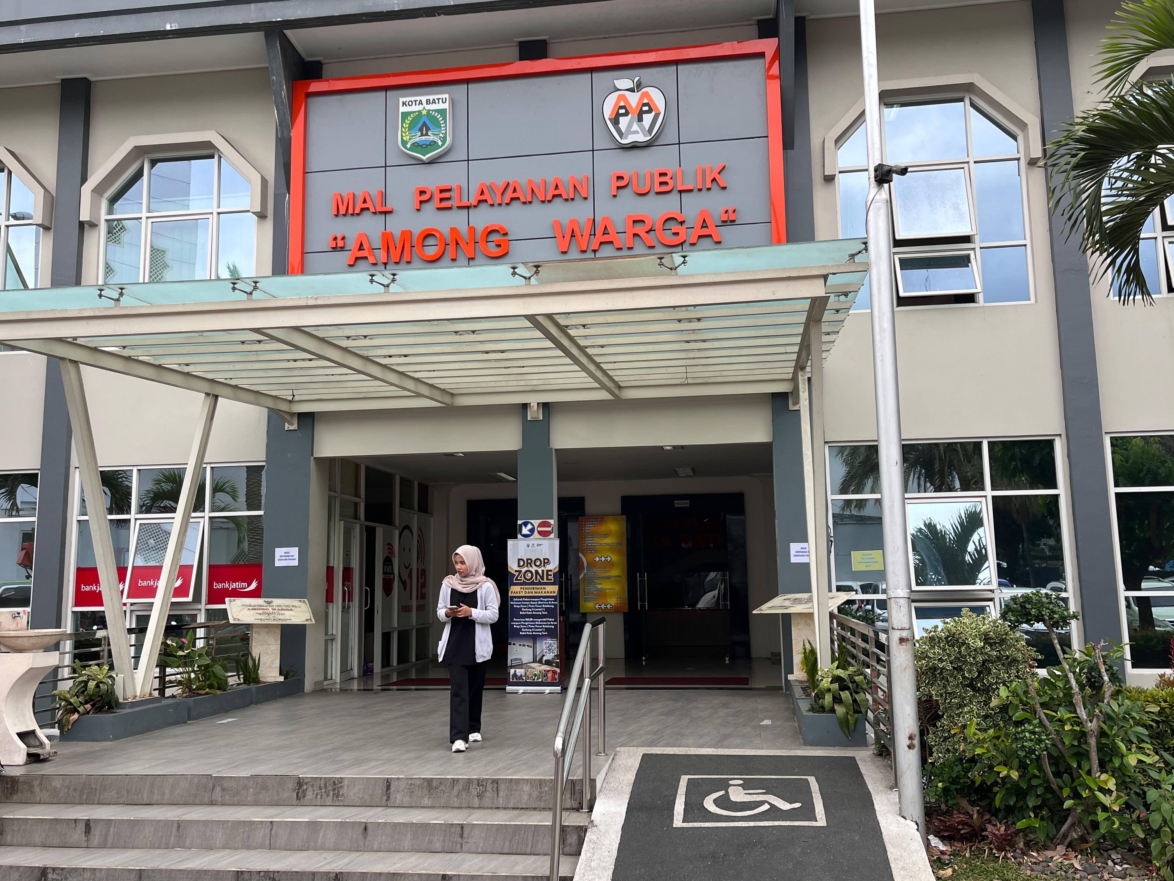 Seorang warga keluar dari MPP Among Warga setelah mengurus administrasi. (Zanadia Manik Fatimah/Radar Batu)