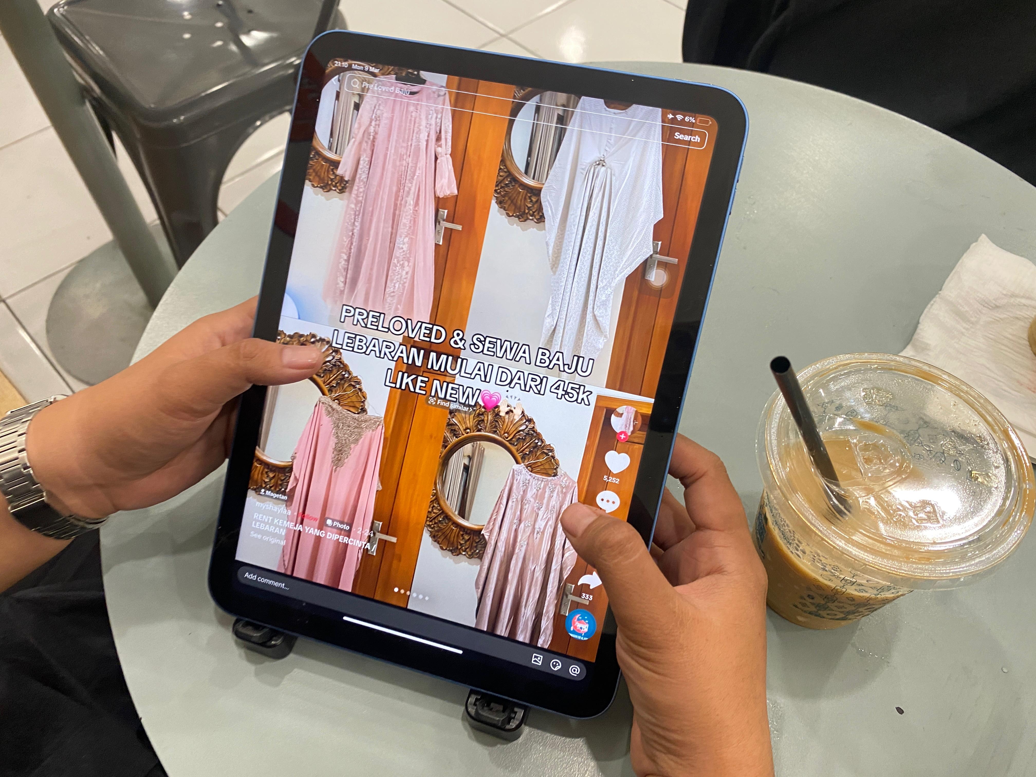 Seorang warga membeli baju bekas (preloved) di media sosial. (Rori Dinanda Bestari/Radar Malang)