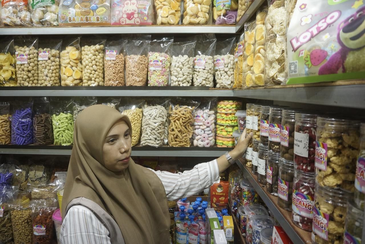 PENJUALAN MENINGKAT: Salah seorang pelanggan berbelanja camilan Lebaran di Pasar Induk Among Tani Batu kemarin (12/3).