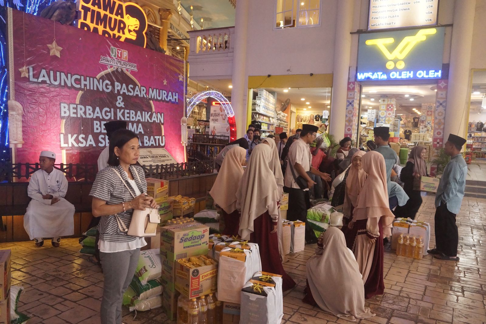 PEDULI SOSIAL: Beberapa anak panti dan pengurus usai menerima bantuan sosial dari Laskar Foundation Jawa Timur Park Group.  