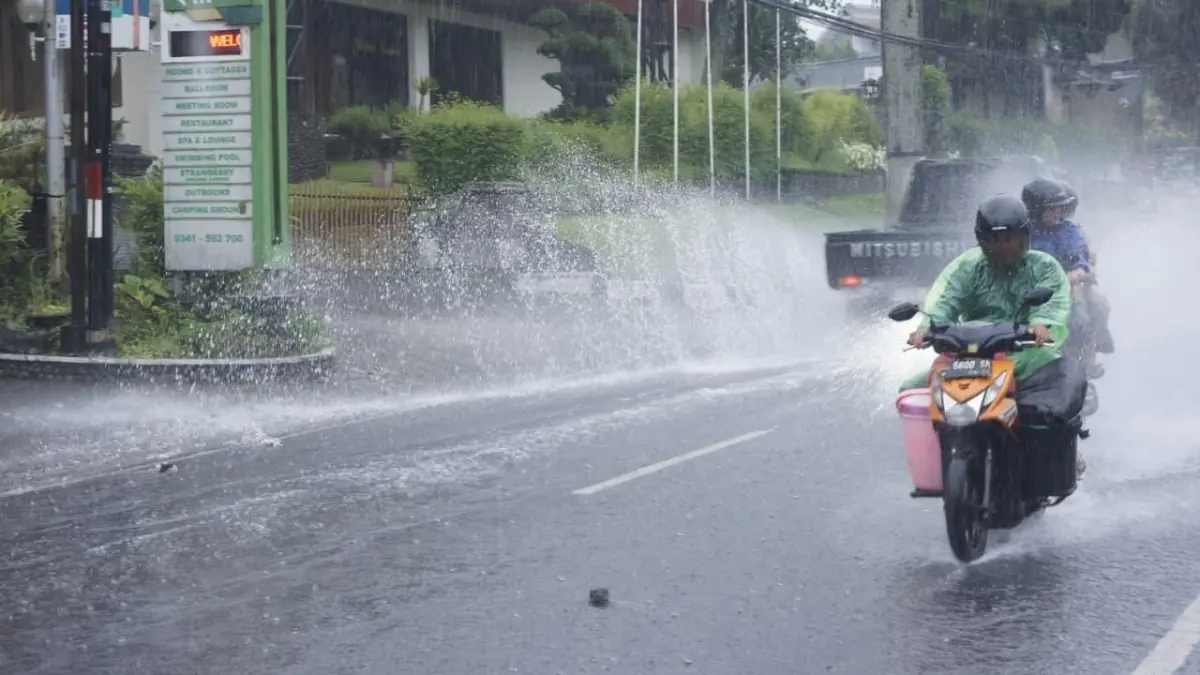 CUACA EKSTREM: Kawasan Jalan Raya Punten diguyur hujan deras pada Minggu sore (14/3). RORI DINANDA BESTARI/RADAR BATU