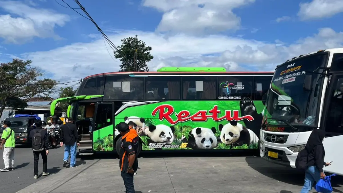 PEMINAT TINGGI: Sejumlah penumpang bersiap naik bus di Terminal Arjosari beberapa waktu lalu. (WANASA RAHMAT AKBAR ADZANI/FREELANCER RADAR MALANG)