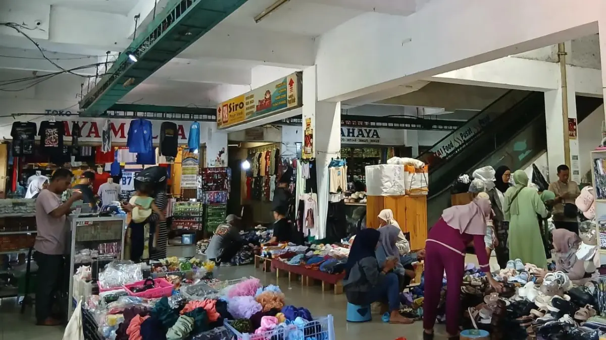 RAMAI: Sejumlah lapak pedagang di kawasan Pasar Besar Malang dipadati pembeli beberapa waktu lalu. (SUKMA FADILAH/FREELANCER RADAR MALANG)