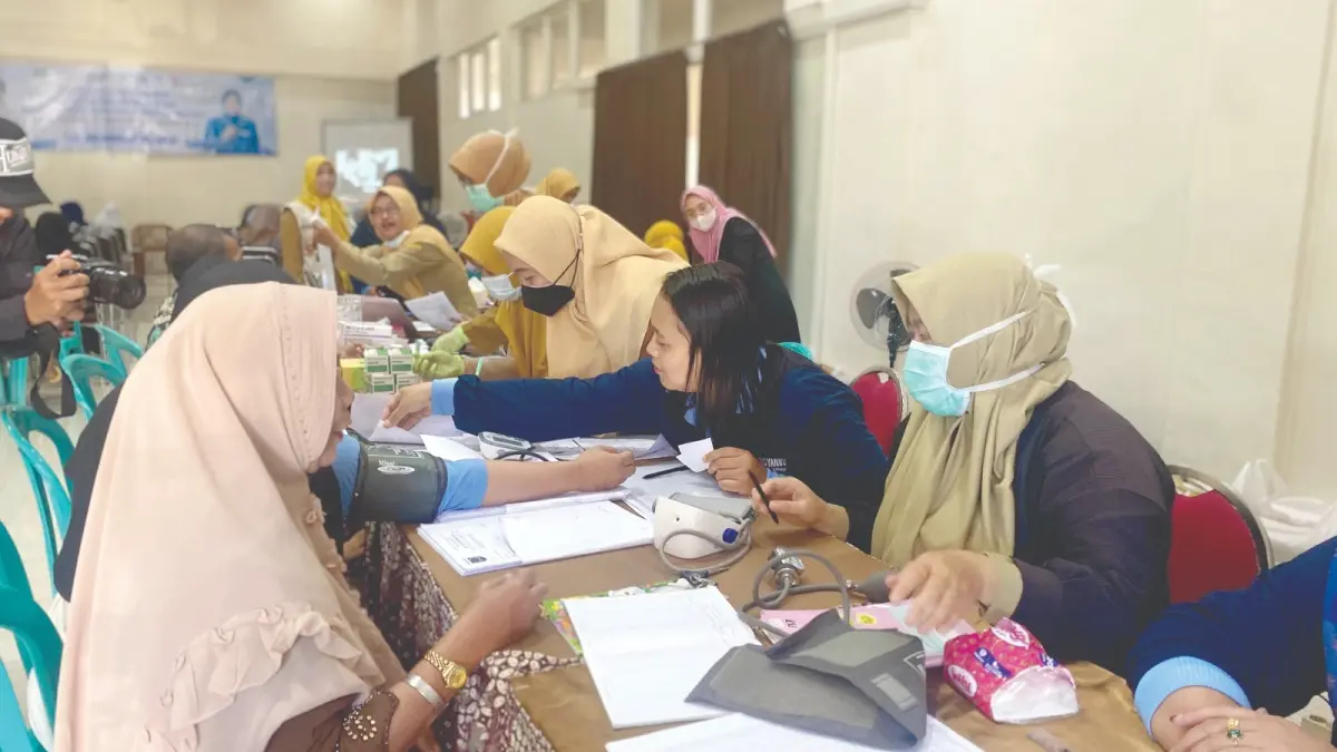 LAYANI MASYARAKAT: Beberapa tenaga kesehatan melayani kegiatan Posyandu dan Medical Check Up di Desa Oro-oro Ombo, Kecamatan Batu beberapa waktu lalu.