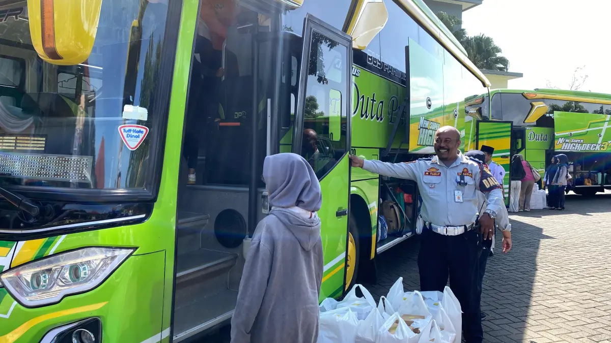 Sejumlah warga Kota Batu bersiap menaiki armada mudik gratis di Balai Kota Among Tani Batu beberapa waktu lalu. (Rori Dinanda Bestari/Radar Malang)