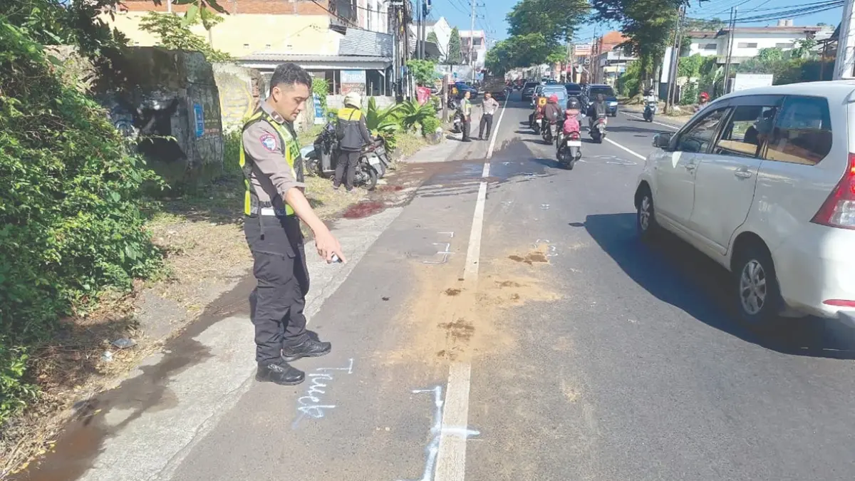 TEMPAT KEJADIAN PERKARA: Satlantas Polres Batu melakukan olah TKP pascalaka di Jalan Raya Ir. Soekarno, Desa Mojorejo, Kecamatan Junrejo Sabtu lalu (14/3).