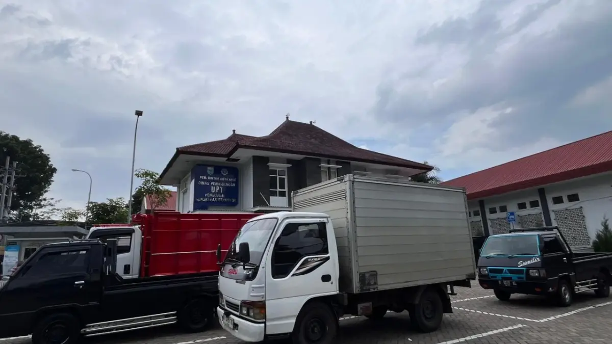 Truk parkir di Unit Pelaksana Teknis (UPT) Balai Uji Kir Kota Batu di Desa Tlekung, Kecamatan Junrejo. (Zanadia Manik Fatimah/Radar Batu)