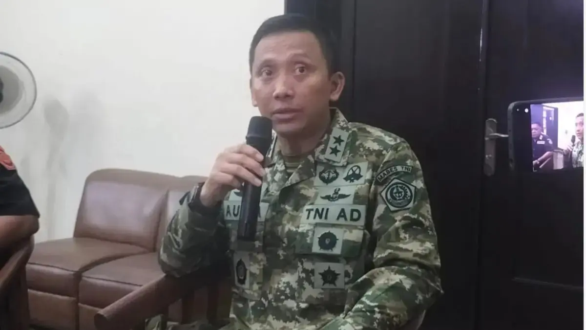 Kapuspen TNI Mayjen TNI Aulia Dwi Nasrullah menyampaikan keterangan kepada awak media pada Selasa malam (17/3). (Sahrul Yunizar/JawaPos.com)