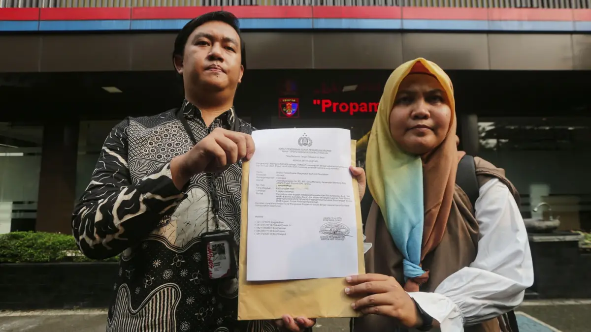 Kepala Divisi Hukum Kontras, Andrie Yunus (kiri) dan Direktur Lembaga Bantuan Hukum (LBH) Padang. (JawaPos.com)
