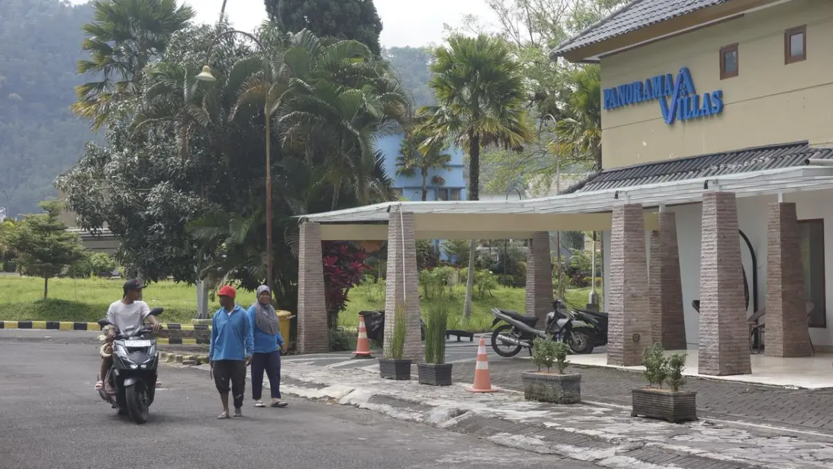 OKUPANSI RENDAH: Salah satu vila di kawasan Perumahan Batu Panorama tampak sepi tapi masih terus beroperasi kemarin (17/3). RORI DINANDA BESTARI/RADAR BATU