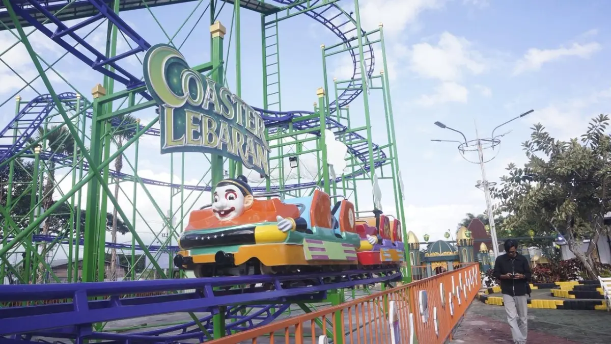 WAHANA BARU: Coaster lebaran siap beroperasi di kawasan Jawa Timur Park 3 kemarin (16/3).