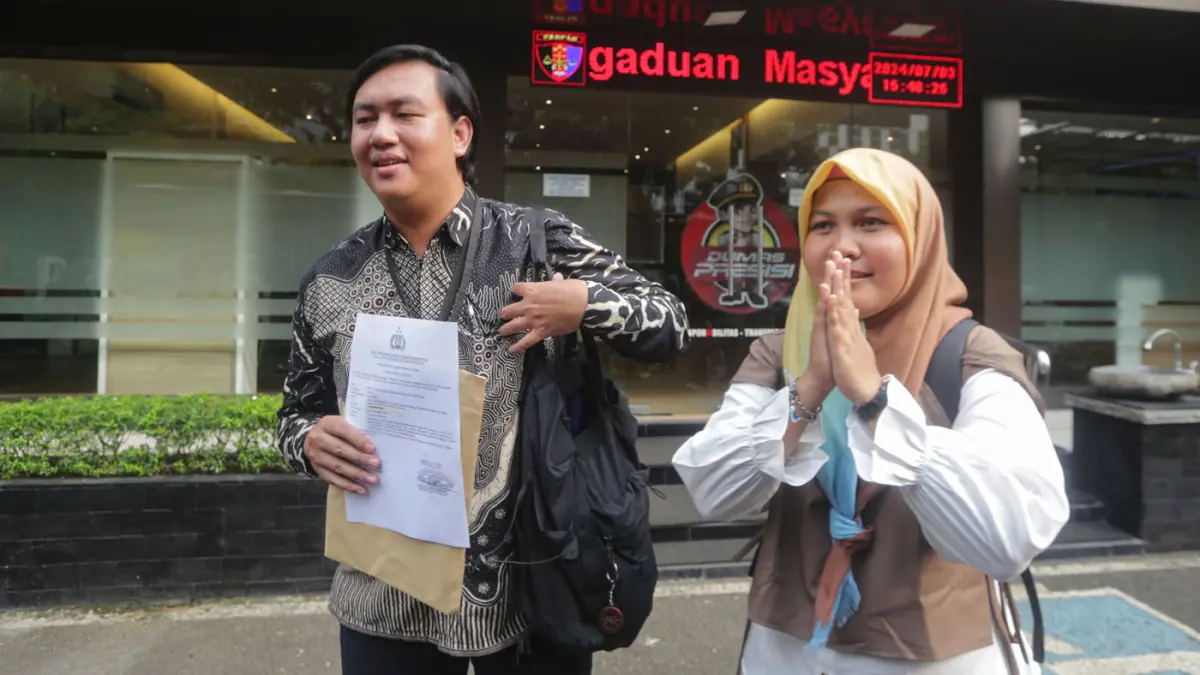 Kepala Divisi Hukum Kontras, Andrie Yunus (kiri) dan Direktur Lembaga Bantuan Hukum (LBH) Padang, Indira Suryani (kanan) usai membuat laporan di Gedung Divisi Profesi dan Pengamanan (Propam) Mabes Polri, Jakarta, Rabu (3/7/2024).