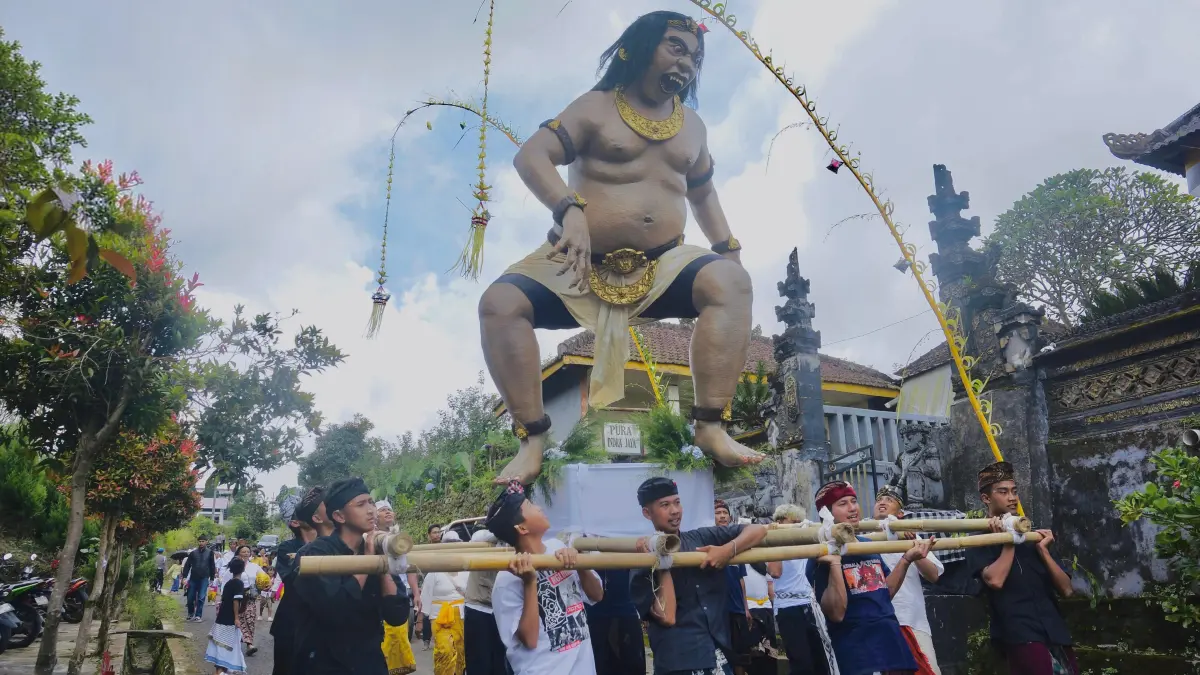 Warga Mengarak Ogoh-Ogoh di Dusun Junggo, Desa Tulungrejo, Kecamatan Bumiaji. RORI DINANDA BESTARI/RADAR BATU