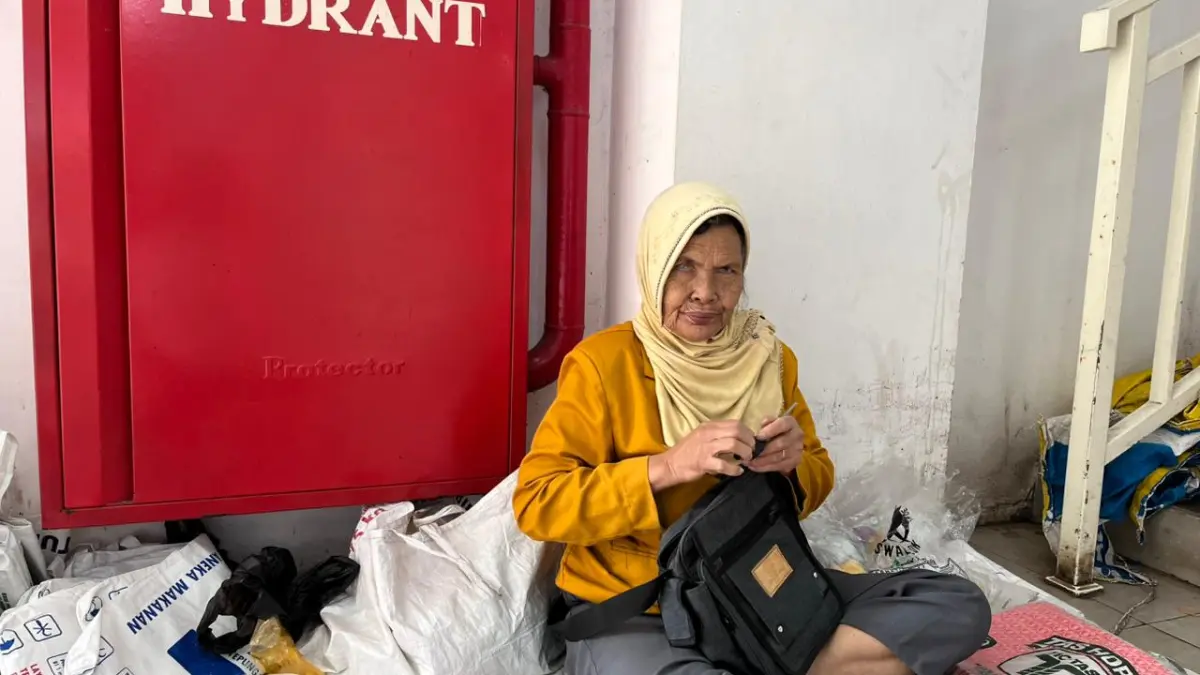 BERPELUANG MENERIMA INSENTIF : Salah seorang lanjut usia (lansia) berpeluang disasar bantuan insentif kemarin (27/2). ZANADIA MANIK FATIMAH/RADAR BATU