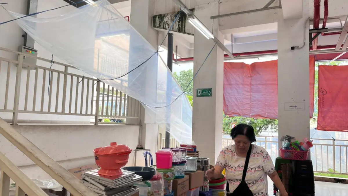 DIPASANG PLASTIK: Imbas talang air bocor, pedagang di Zona 8 berinisiatif memasang plastik penahan hujan sejak beberapa hari lalu.&nbsp;ZANADIA MANIK FATIMAH/RADAR BATU