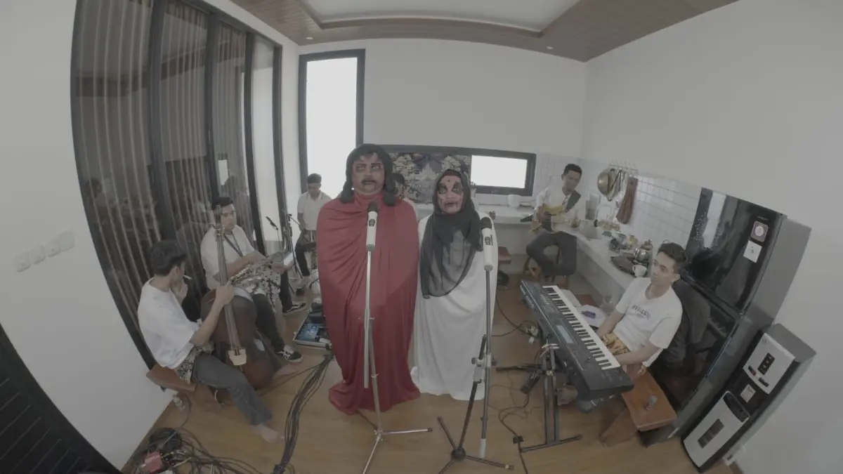 MENARIK: Ikon setan sebagai simbol setan dikurung saat ramadan dalam video musik terbaru Kopi Pait dengan aransemen keroncong&nbsp; dirilis Sabtu (14/2) lalu. Istimewa
