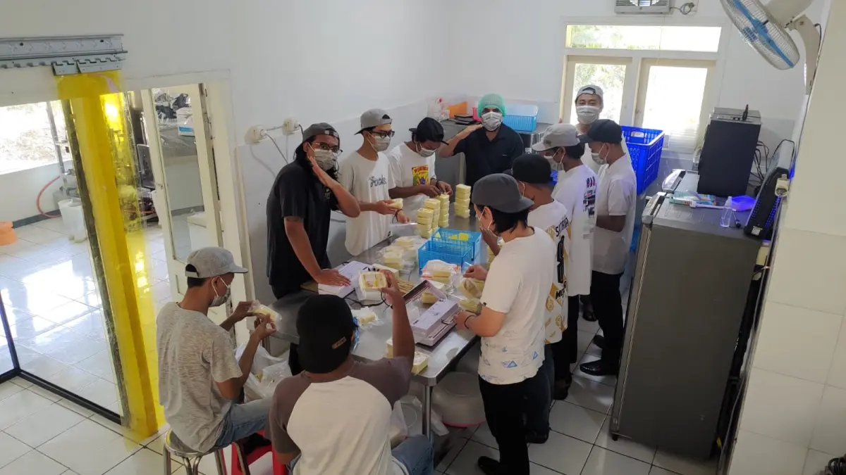 MENJAGA KUALITAS: Sejumlah karyawan CV Narendra Food memproduksi keju mozarella yang menggunakan bahan baku susu dari peternak lokal asal Desa Gunungsari, Kecamatan Bumiaji beberapa waktu lalu. KOPERASI MARGO MAKMUR MANDIRI FOR RADAR BATU 